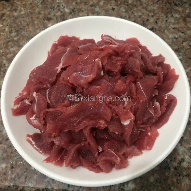 肉切小片。