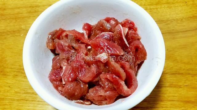 肉丝加入辅料拌匀，醃15分钟