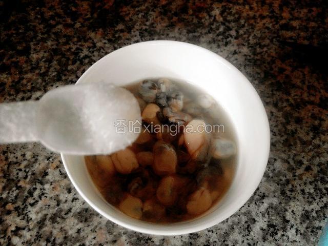再加入鸡精用筷子搅拌均匀即可