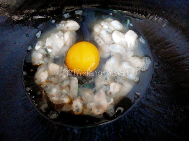 锅中加少量的油放入蒜煸香后倒入拌好的海蛎煎至稍微凝固后打入鸡蛋，
