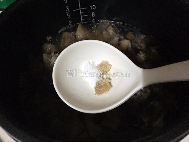 加入适量的盐和鸡精调味拌匀即可食用