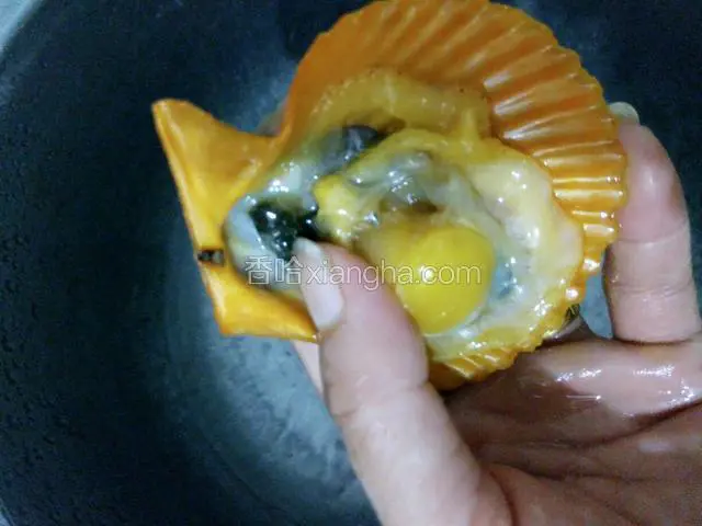 把扇贝肉中有个黑黑的去掉