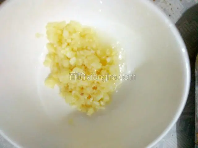 蒜剁成蓉，加少许的盐，鸡精和油搅拌一下