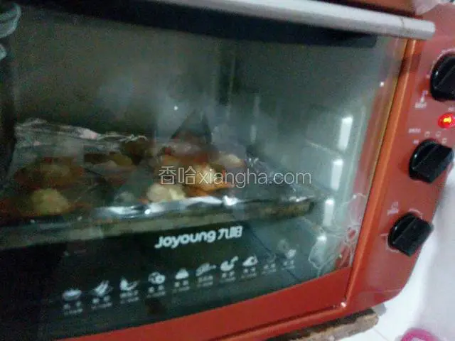 放进烤箱上下火180度十分钟