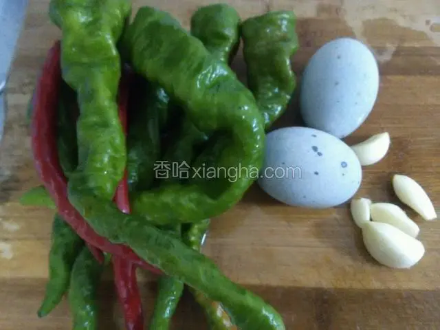 准备好青椒、红椒、皮蛋、蒜仔