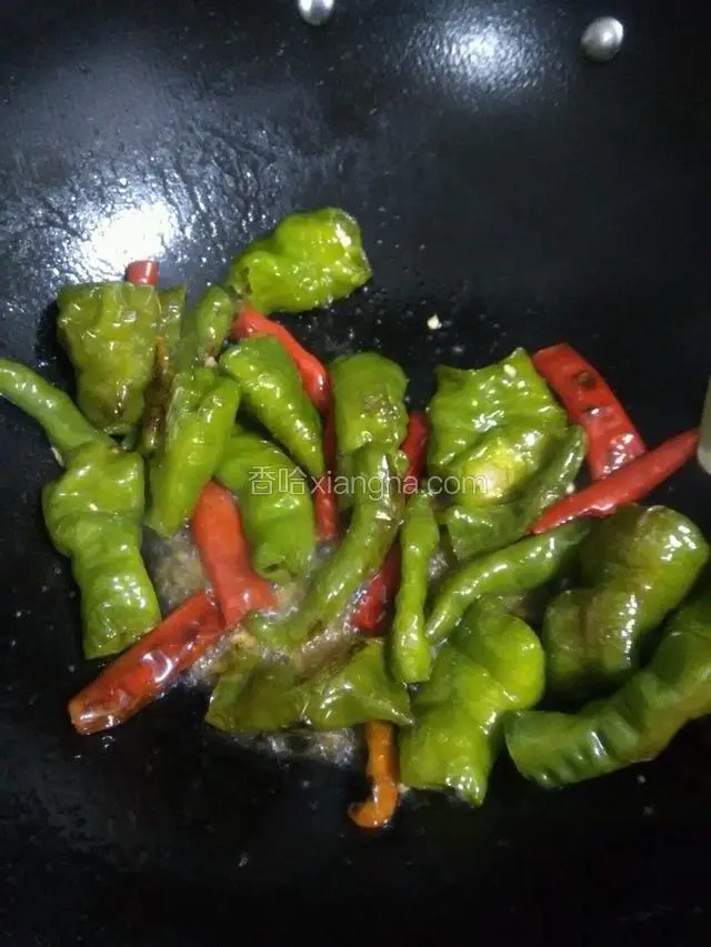 放一丁点水焖约半分钟即可