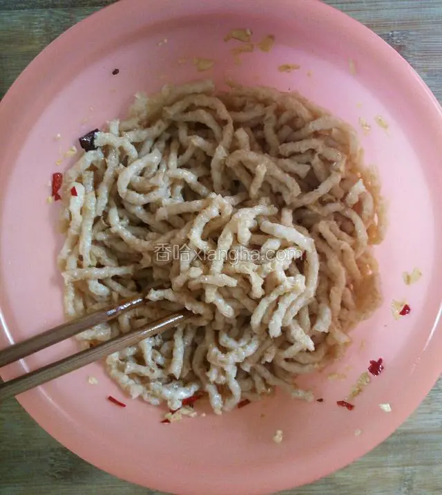 倒入调好的蒜汁，搅拌！