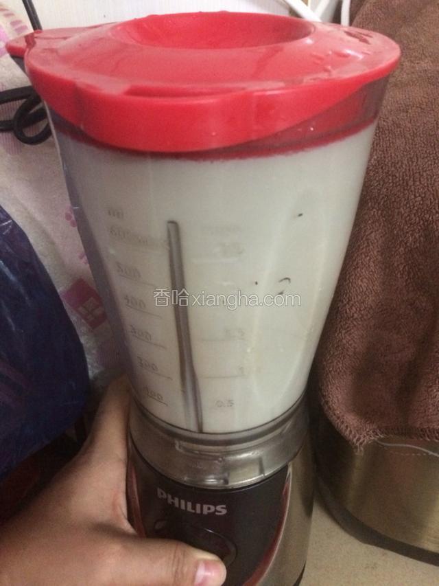 这是600ml的搅拌机，避免豆浆太满，我就1600ml的水，分4次搅拌磨出豆浆！