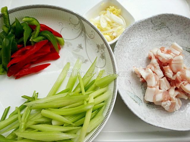 猪肉切片；芹菜切斜段；青红椒切条；葱姜蒜切末