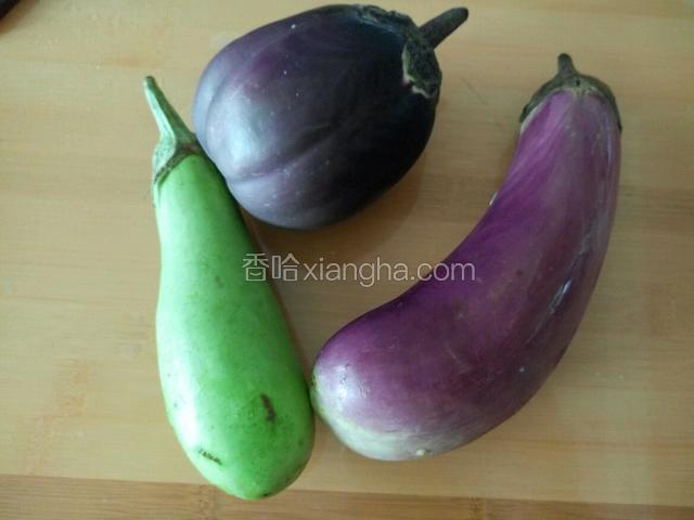 新鲜的茄子洗净 