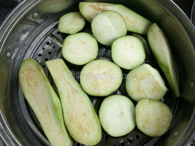 切半 上锅蒸15分钟