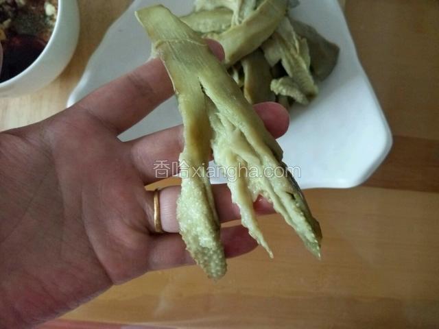 蒸好的茄子 撕成丝  放入盘中