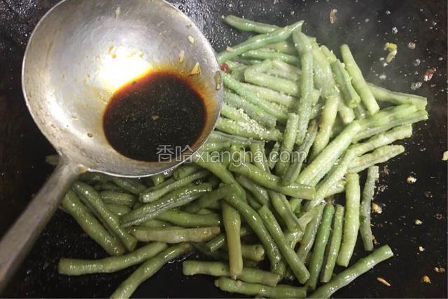 倒入适量生抽；