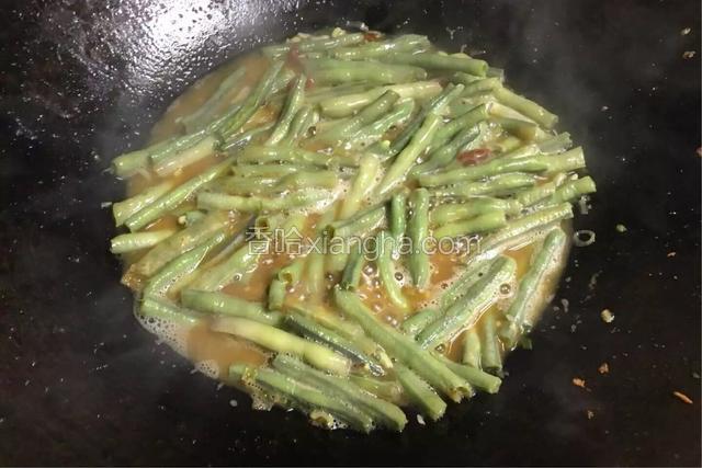 加入适量白糖，盐调味，焖烧入味；