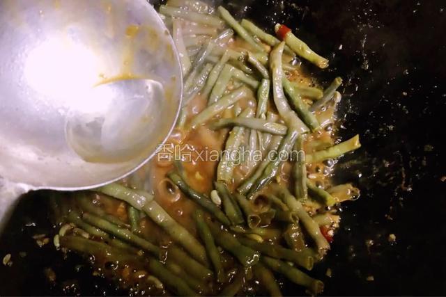 淋少许食用油出锅装盘；
