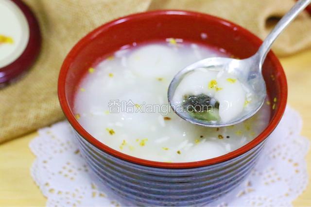 咬一口，芝麻香味就出来了。