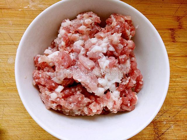 猪肉绞碎备用