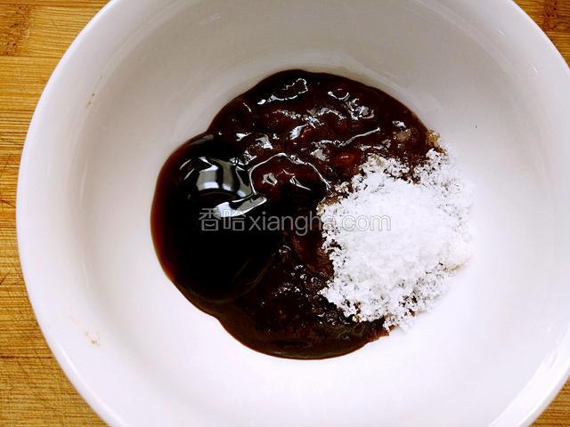 取一个碗，放入配方用量的豆面酱，黄豆酱，耗油，白糖和料酒