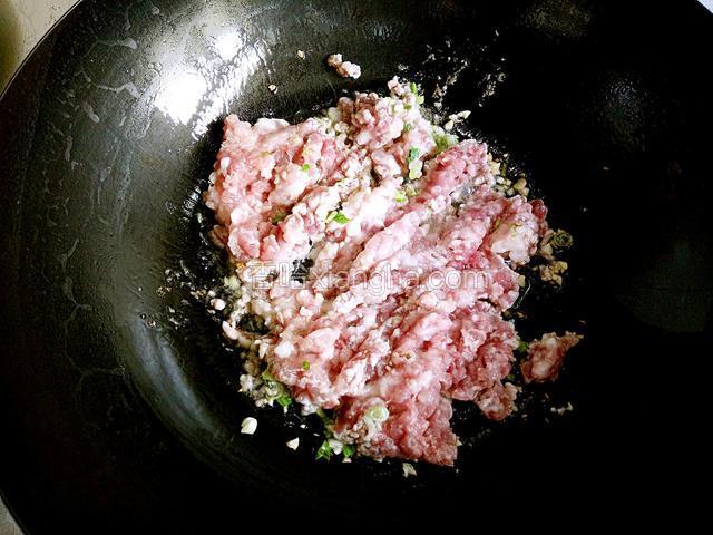 放入肉末翻炒