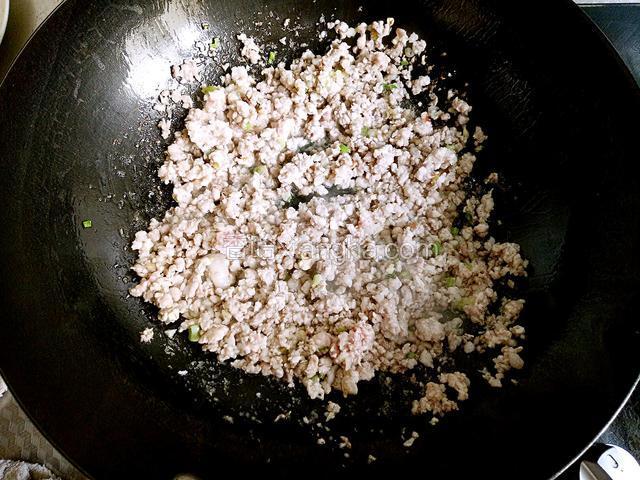 炒至肉末变白
