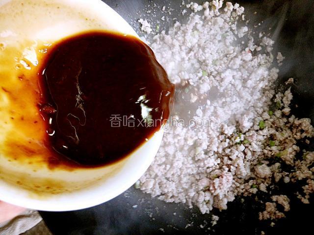 倒入调好的酱料