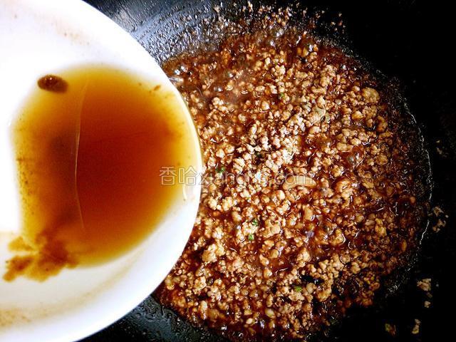 用盛酱料的碗盛小半碗白开水倒入锅中