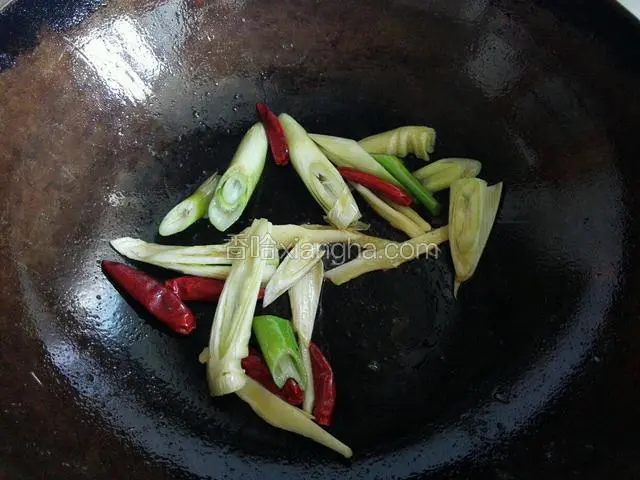 用底油爆香葱，姜和干辣椒