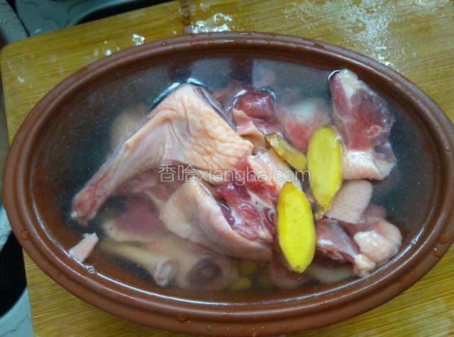 鸭子放上面，放两片姜，适量料酒，加足水。
