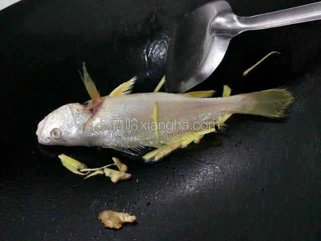 把鱼下去半煎一下，