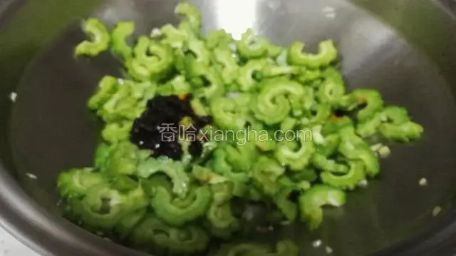 加入一勺老干妈翻炒均匀