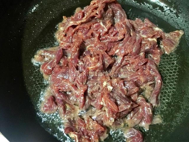 放入牛肉