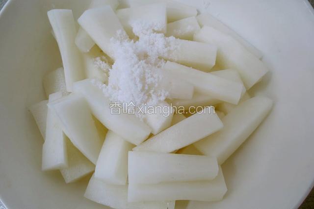 萝卜去皮切条，加入食盐，腌制半个小时。