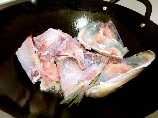 锅内热油放鱼头煎2分钟。