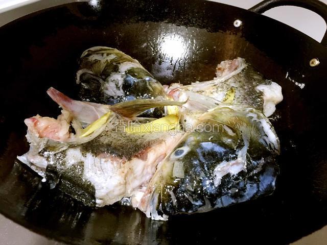翻过面再煎2分钟。