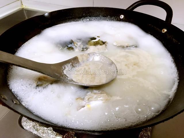 待汤汁变白，用勺子撇去浮沫。