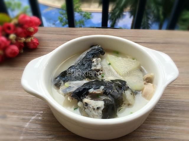 调入盐和胡椒粉，撒上葱花即可。