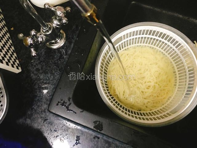 面煮熟后用直饮水冲洗面条。