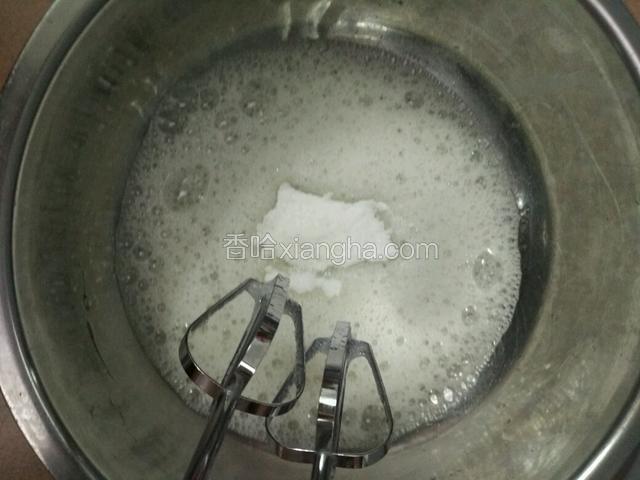 蛋清里加2-3滴醋用电动打蛋器打出鱼眼泡时加入1/3白糖，白糖我用料理机干磨一下这样更容易打好蛋清