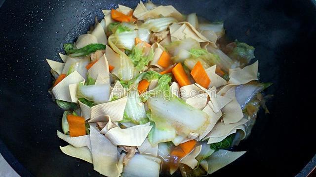 再放入胡萝卜和干豆腐继续炖煮五分钟。