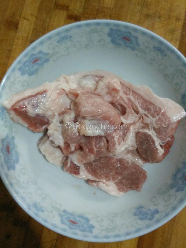 猪肉洗净，备用