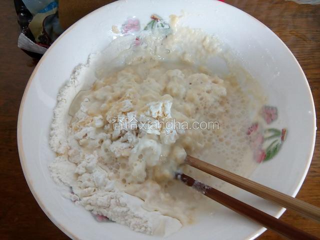 面粉加牛奶搅拌厚厚的，因为还要加鸡蛋液
