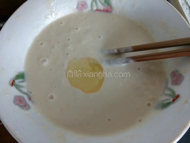 搅拌均匀，加橄榄油或色拉油搅拌