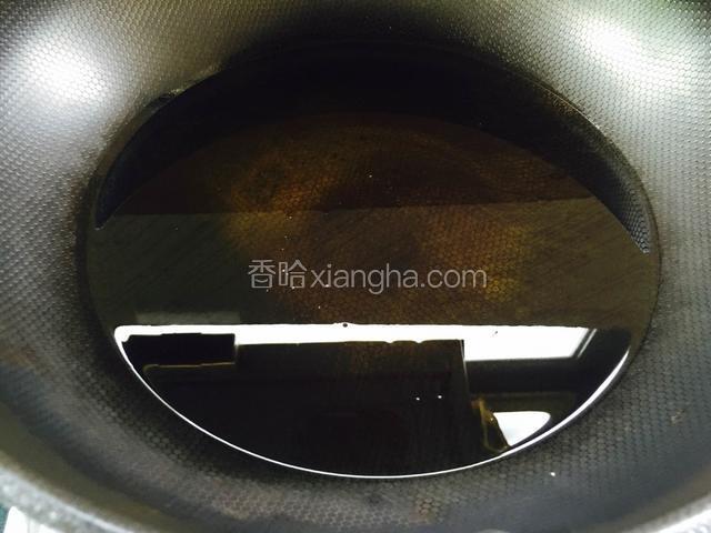 锅烧热倒入比炒菜多四五倍的油。