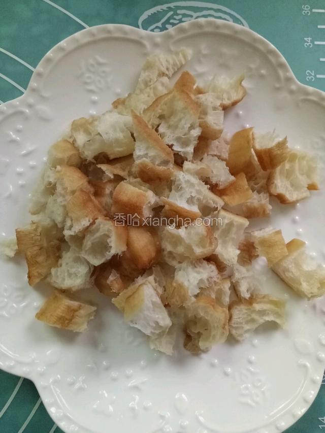 油条切成小丁。