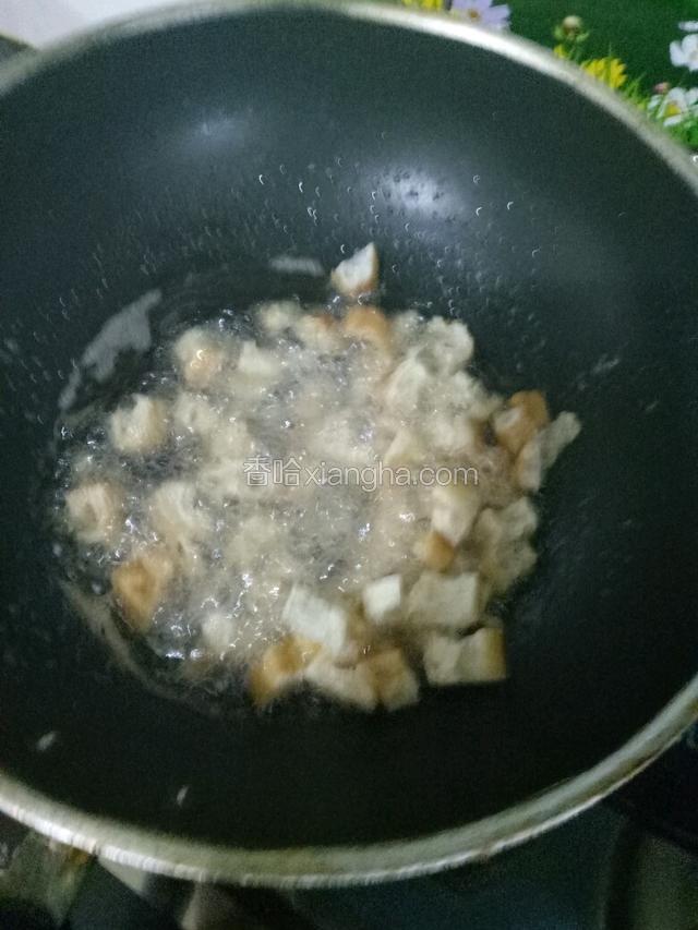 下油锅炸脆捞出控油。