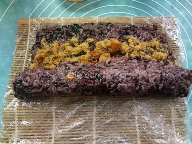 借助卷帘用大拇指推着向前卷起。