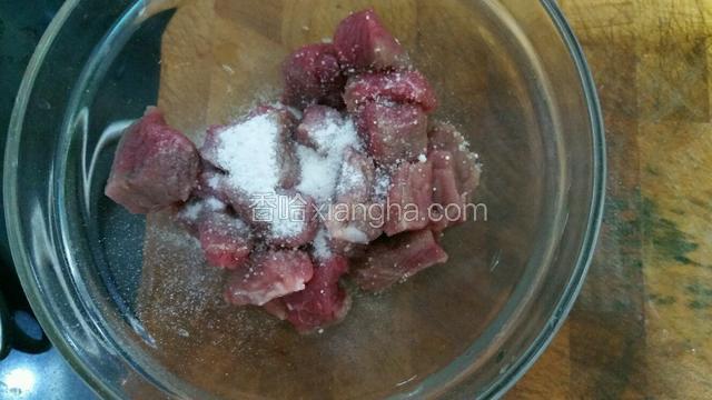 用盐和嫩肉粉腌制一下10分钟左右