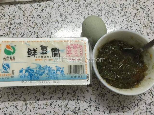 内酯豆腐一盒，皮蛋两个剥皮洗净用勺子捣碎（也可以用刀切碎）