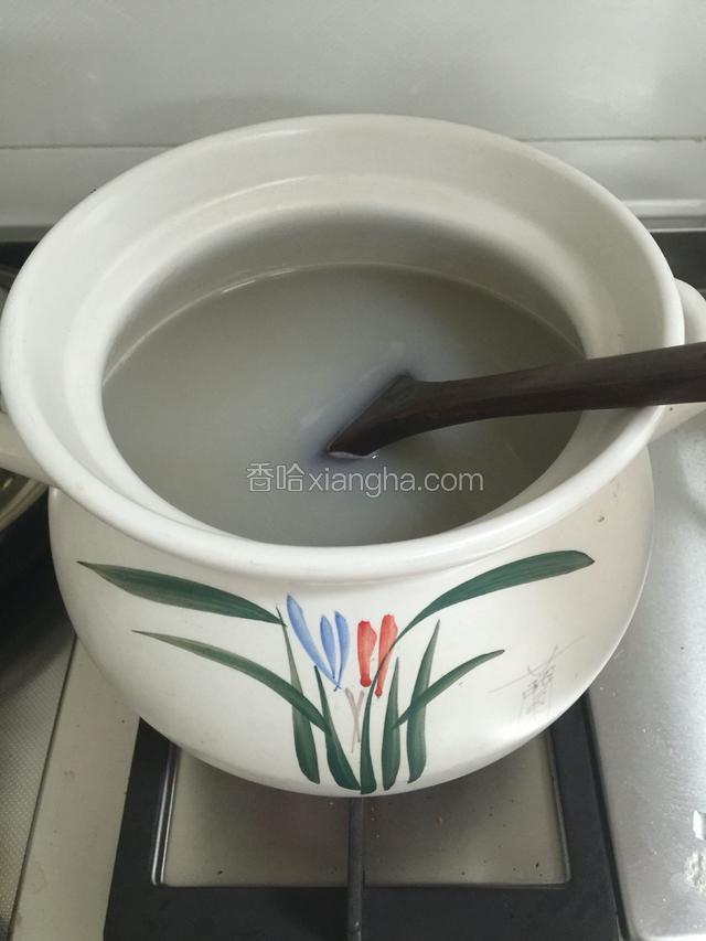 红豆和绿豆用料理机打成豆浆后，过筛备用。