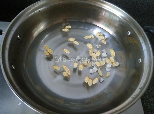 将黄茋与伏苓洗净放入煲锅（砂锅最好），加3碗水煲煮半小时，煲剩1碗水。